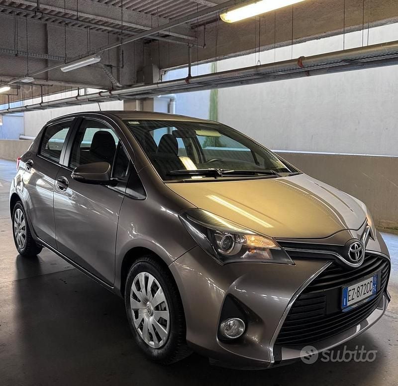 Usata Toyota Yaris Active 69 CV (50 kW) 2015 Grigio Utilitaria
