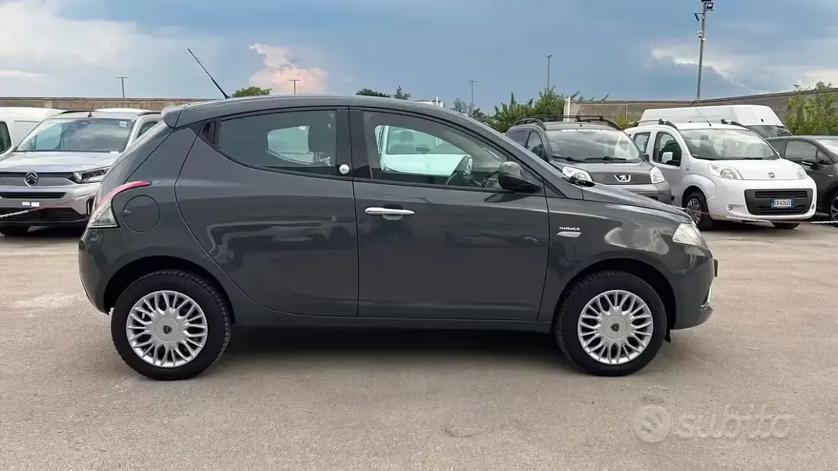 Usata Lancia Ypsilon 85 CV (62 kW) 2016 Grigio Utilitaria