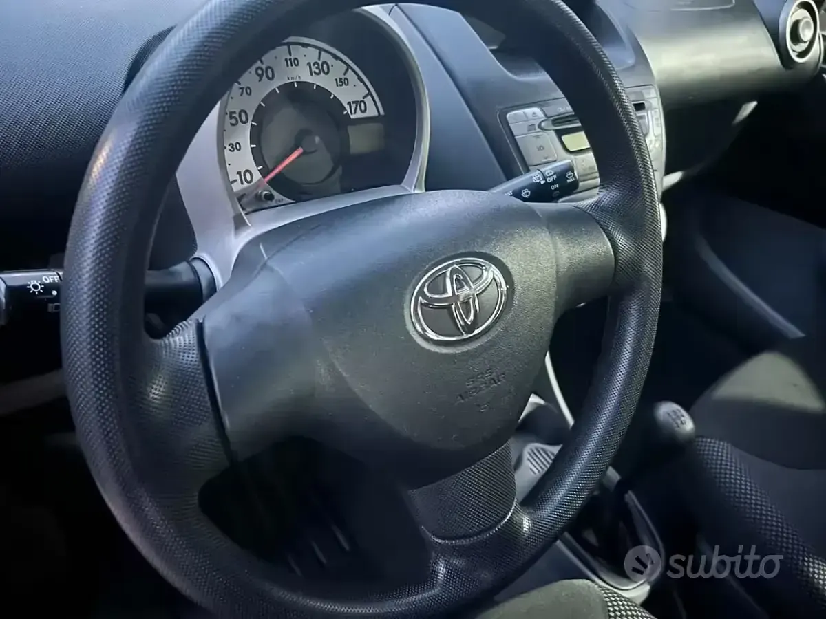Usata Toyota Aygo 68 CV (50 kW) 2012 Nero Utilitaria