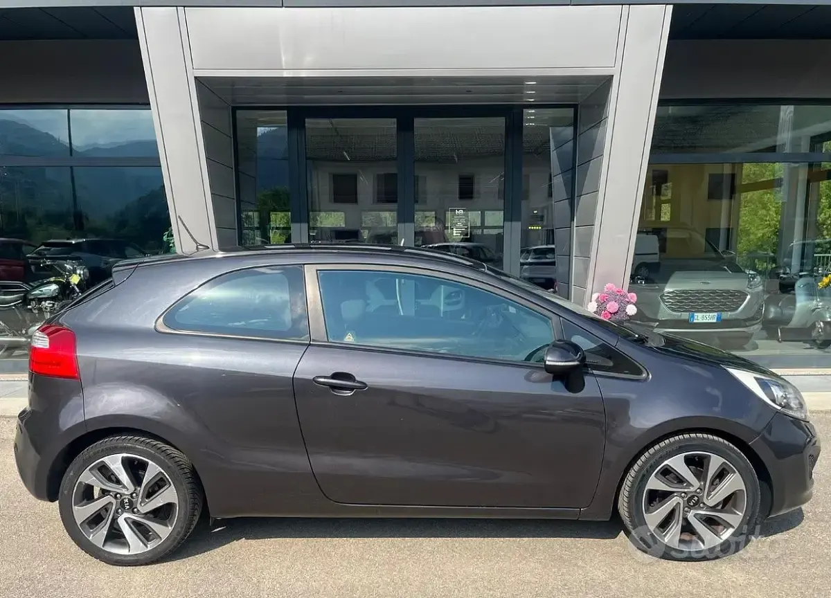Usata Kia Rio 90 CV (66 kW) 2012 Grigio Berlina