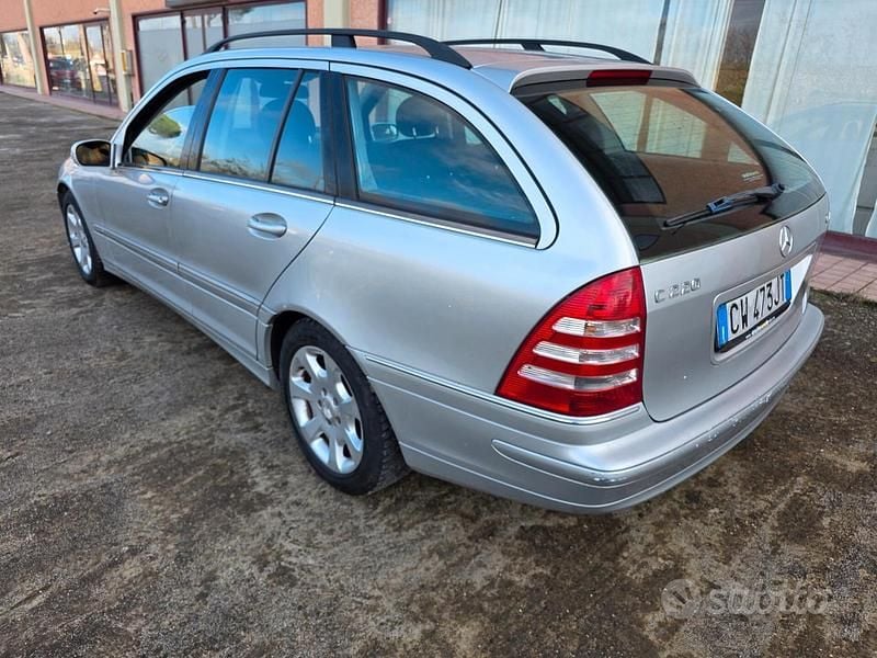 Usata Mercedes C220 Elegance 149 CV (109 kW) 2005 Grigio Station wagon