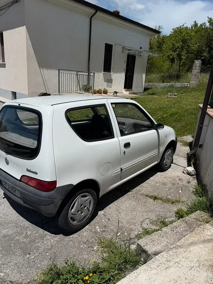 Usata Fiat 600 54 CV (39 kW) 2004 Bianco Berlina