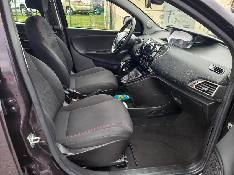 Usata Lancia Ypsilon 80 CV (58 kW) 2013 Viola Utilitaria