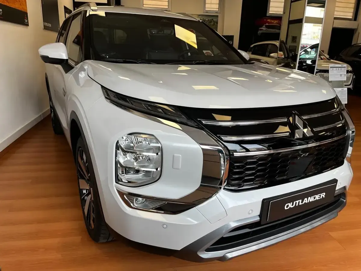 Nuova Mitsubishi Outlander P-HEV 305 CV (224 kW) 2026 Argento SUV