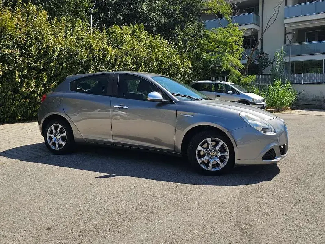 Usata Alfa Romeo Giulietta Exclusive 170 CV (125 kW) 2012 Grigio Utilitaria