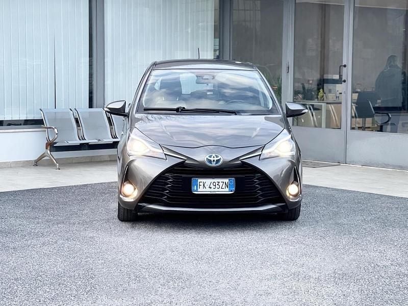 Usata Toyota Yaris Hybrid 73 CV (53 kW) 2017 Marrone Berlina
