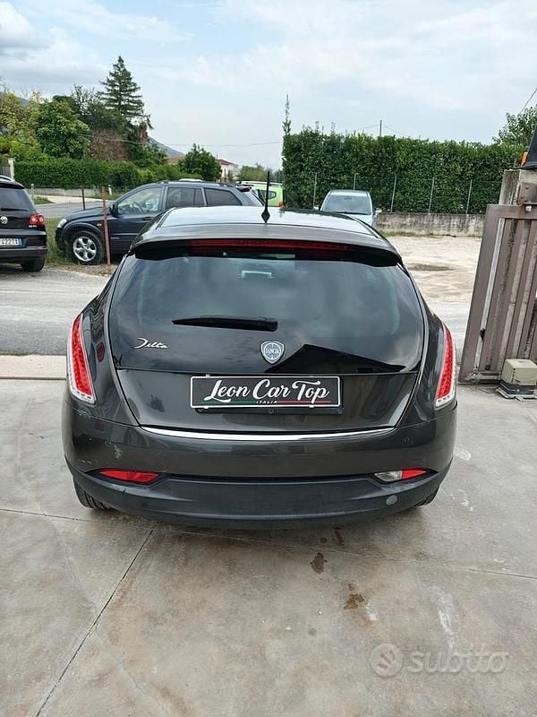 Usata Lancia Delta 119 CV (87 kW) 2012 Grigio Utilitaria