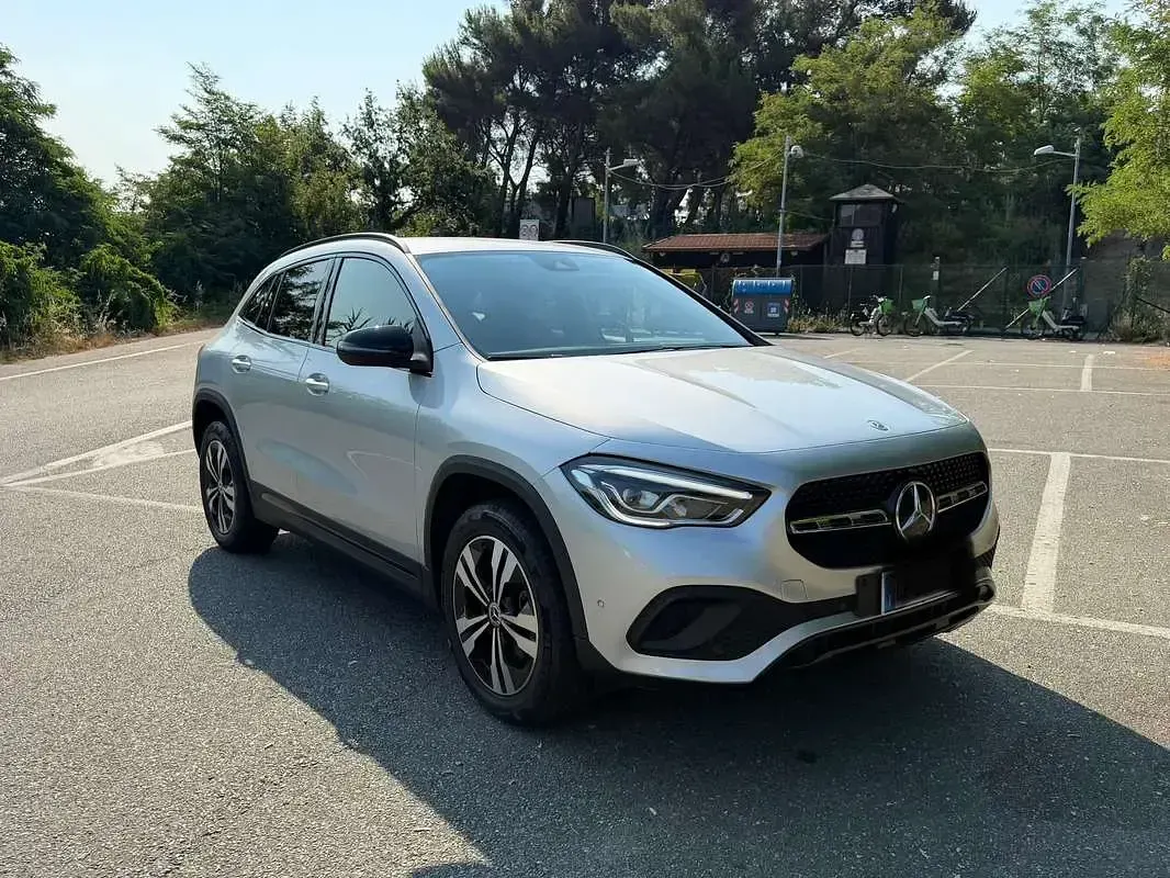 Usata Mercedes GLA200 150 CV (110 kW) 2020 Argento SUV