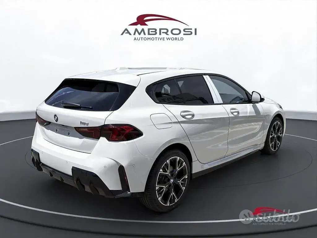 Nuova BMW 118 M Sport 150 CV (110 kW) 2026 Alpin white pastello Utilitaria