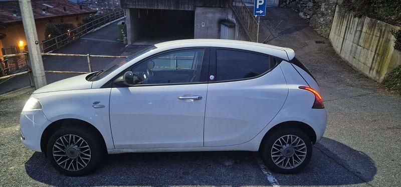 Usata Lancia Ypsilon Silver 80 CV (58 kW) 2013 Bianco Utilitaria