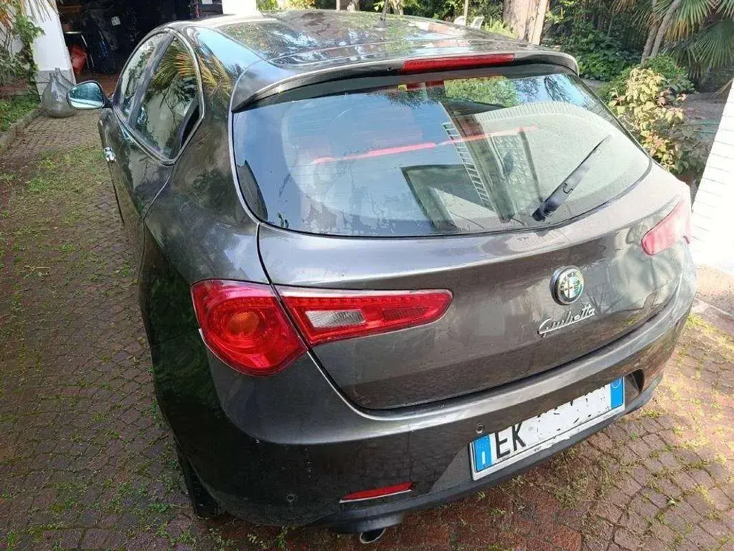 Usata Alfa Romeo Giulietta Exclusive 170 CV (125 kW) 2011 Grigio Utilitaria