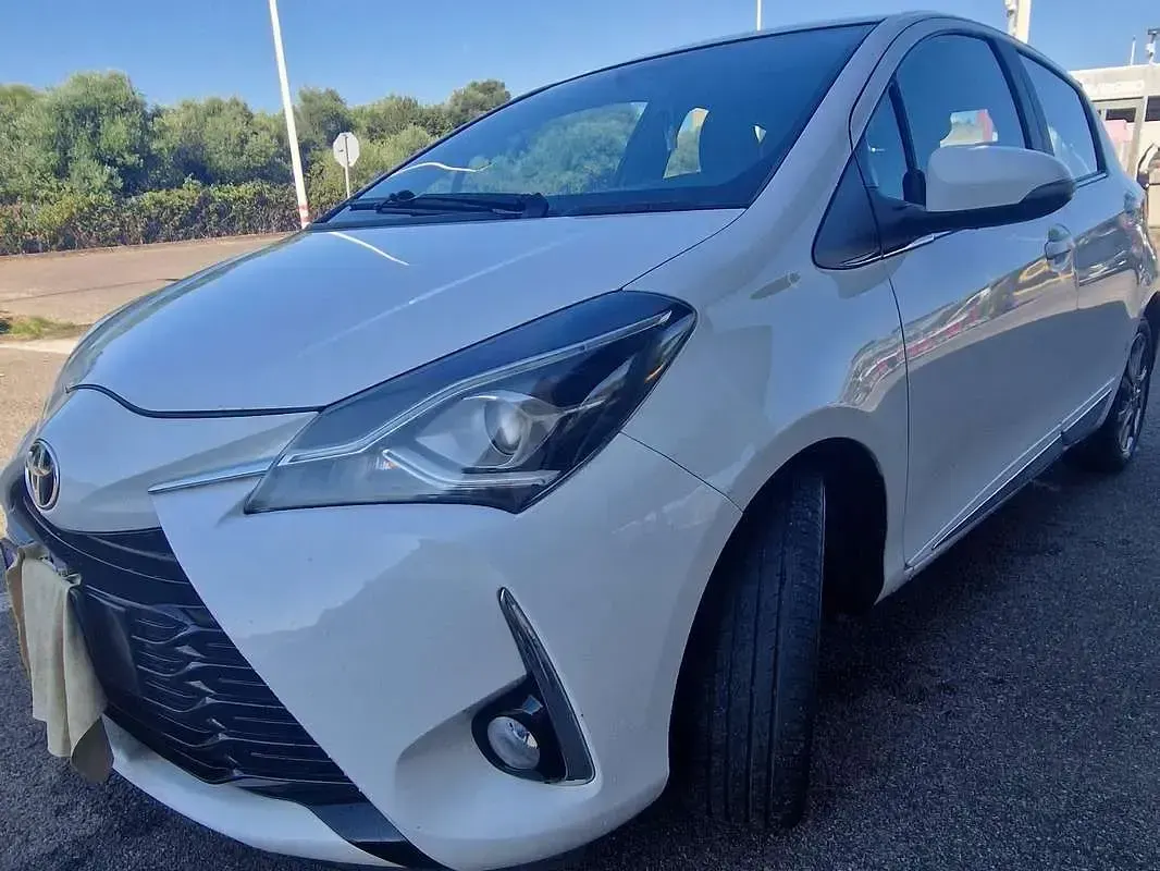 Usata Toyota Yaris Lounge 90 CV (66 kW) 2017 Bianco Berlina