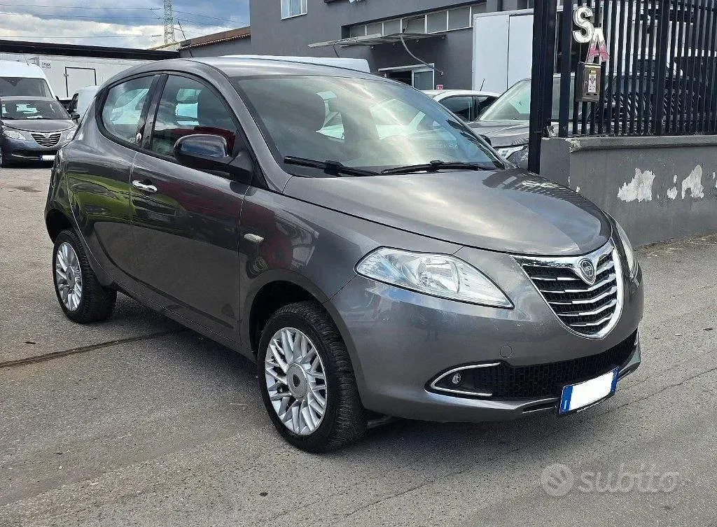 Usata Lancia Ypsilon Gold 85 CV (62 kW) 2013 Grigio scuro Utilitaria