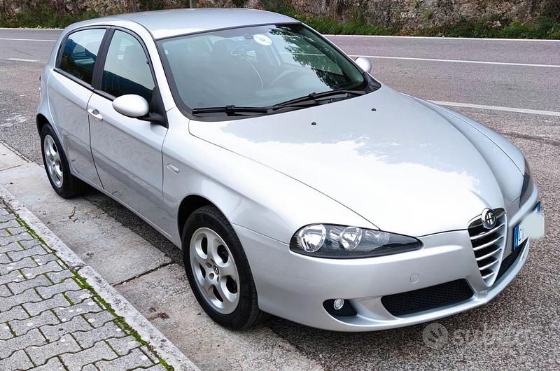 Usata Alfa Romeo 147 120 CV (88 kW) 2005 Grigio Utilitaria