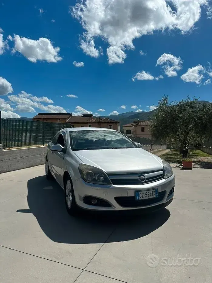 Usata Opel Astra GTC 90 CV (66 kW) 2005 Grigio Berlina