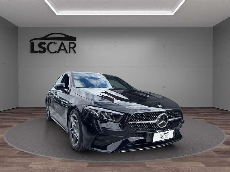 Nero Usata 2023 Mercedes A200 AMG Line Premium Tre volumi | 30.990 € (Ottimo prezzo) - Immagine 1/4