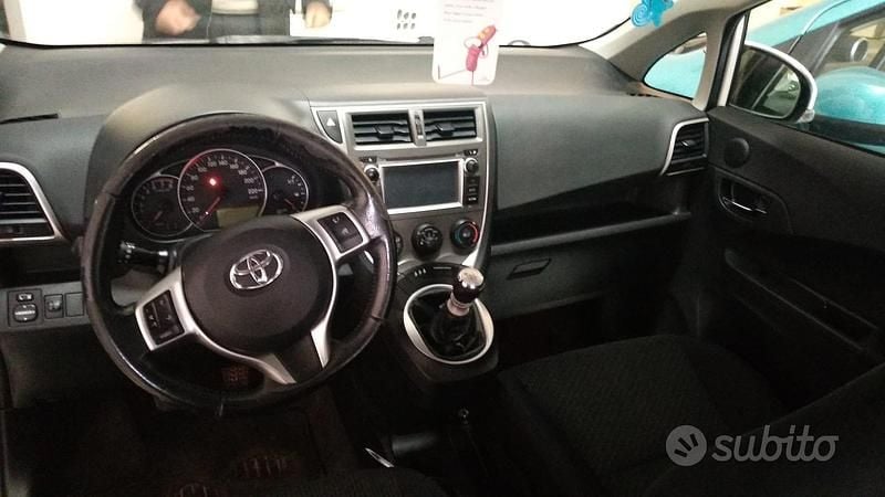 Usata Toyota Verso-S Active 99 CV (72 kW) 2011 Bianco Monovolume