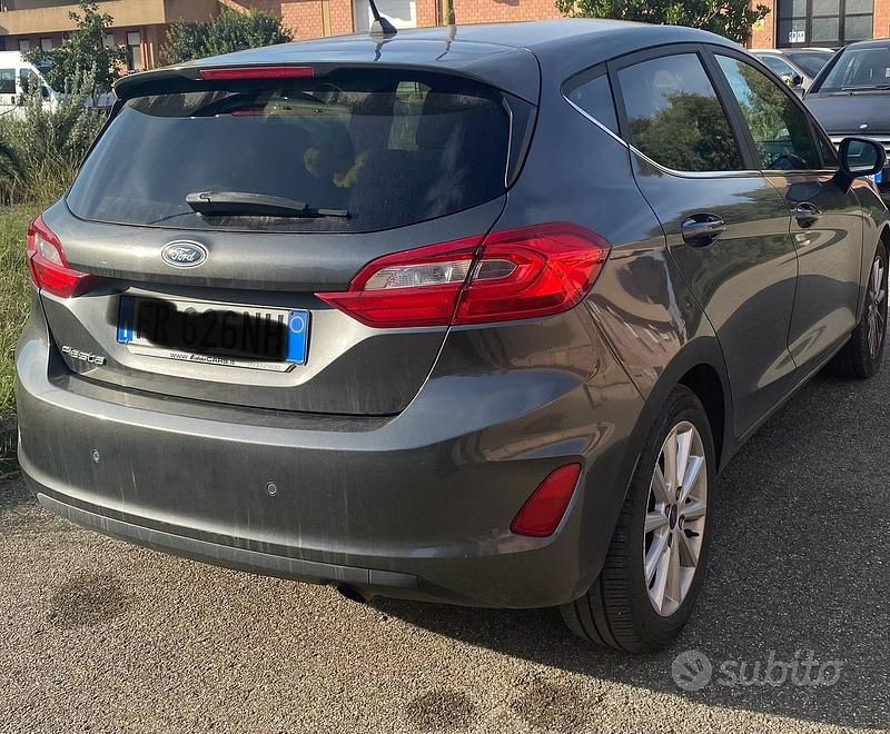 Grigio Usata 2018 Ford Fiesta Tre volumi | 10.000 € (Buon prezzo) - Immagine 1/4