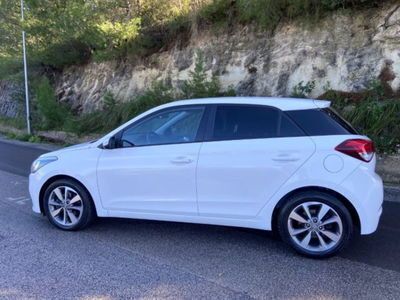 Usata Hyundai i20 Comfort 75 CV (55 kW) 2015 Bianco pastello Utilitaria