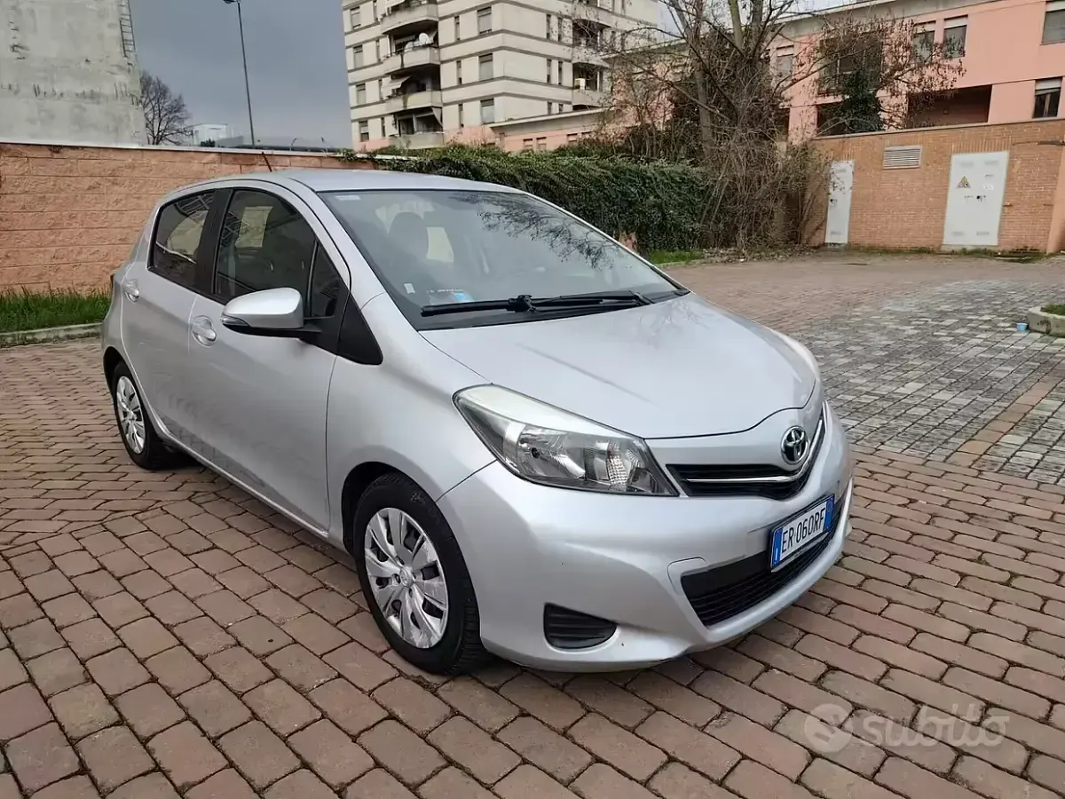 Brugt Toyota Yaris Lounge 90 HK (66 kW) 2013 Grå Hatchback