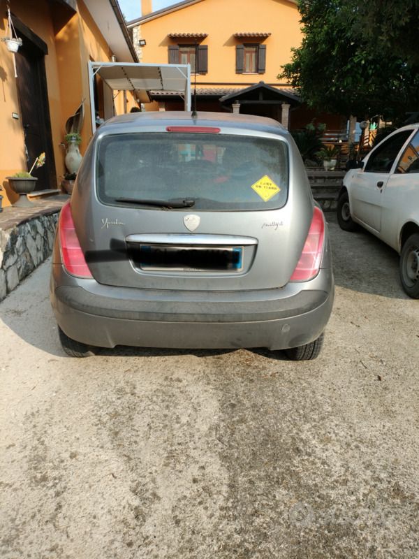 Usata Lancia Ypsilon 60 CV (44 kW) 2004 Grigio Utilitaria