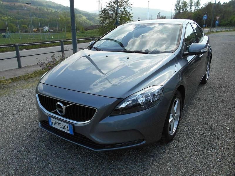 Gebraucht Volvo V40 Business Edition 120 PS (88 kW) 2017 Grau Limousine