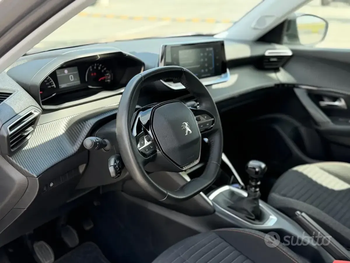 Usado Peugeot 2008 Allure 110 CV (80 kW) 2022 Gris SUV