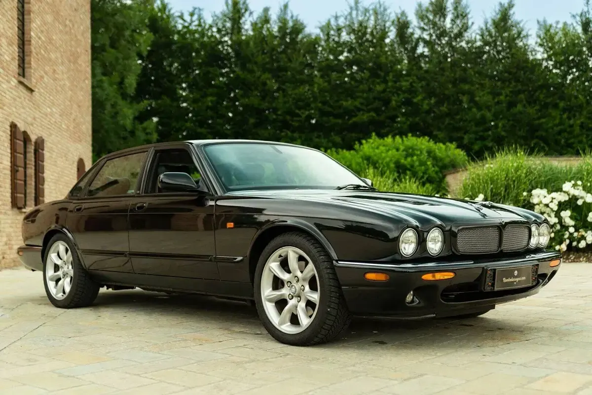 Usata Jaguar XJR 363 CV (266 kW) 2000 Nero Berlina