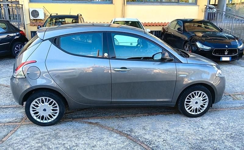 Usata Lancia Ypsilon 69 CV (50 kW) 2016 Grigio Utilitaria