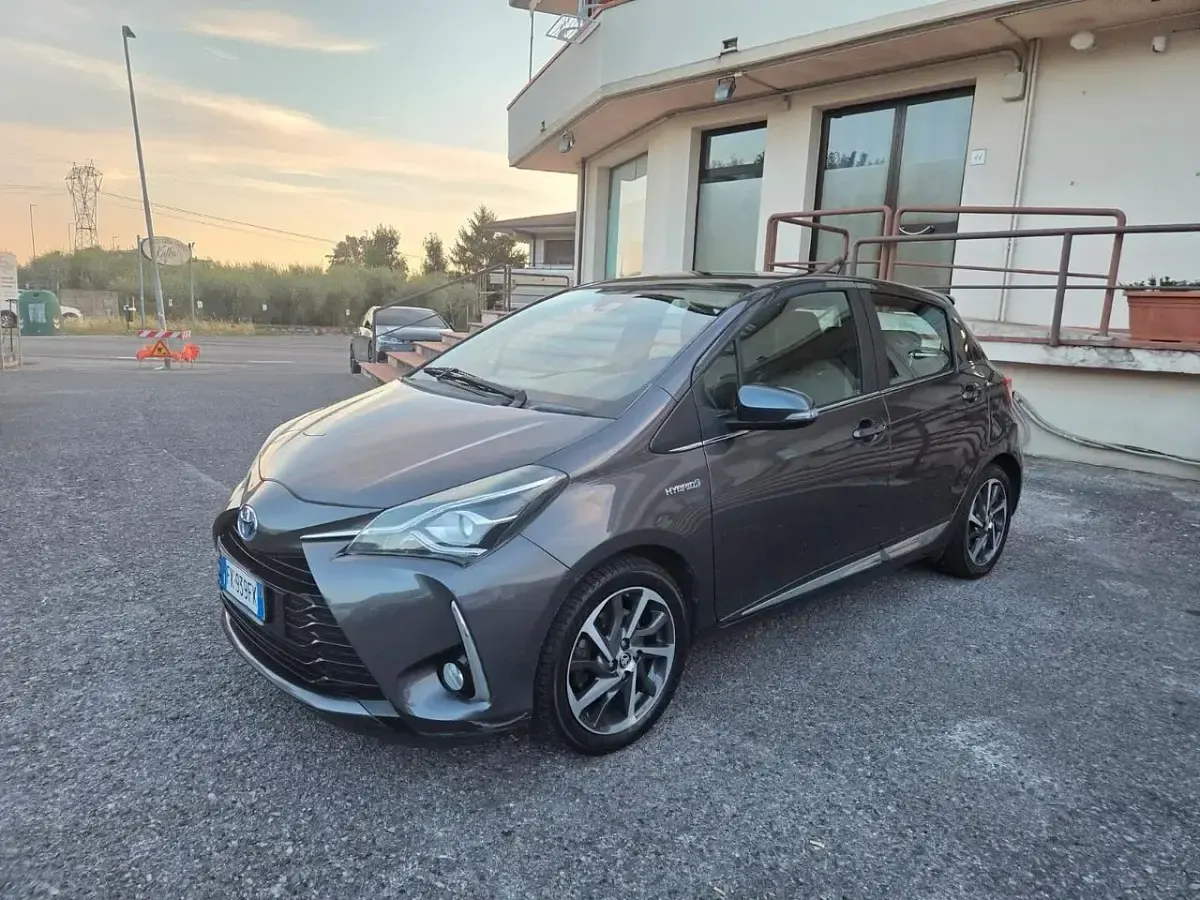 Usata Toyota Yaris Edition 101 CV (74 kW) 2017 Grigio Utilitaria