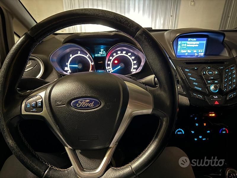 Usata Ford Fiesta 75 CV (55 kW) 2017 Grigio Berlina