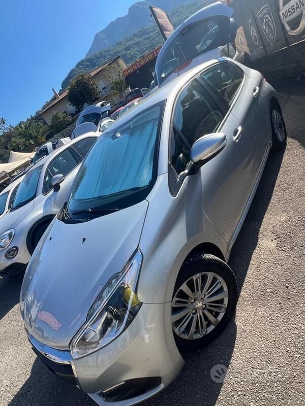 Argento Usata 2017 Peugeot 208 Active Due volumi | 10.000 € (Buon prezzo) - Immagine 1/4