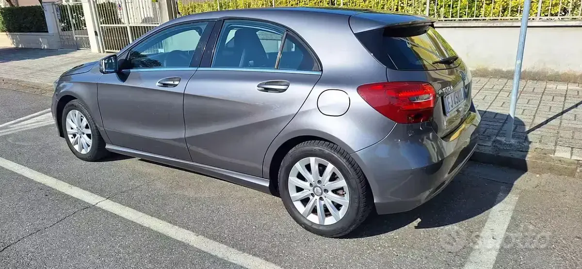Usata Mercedes A160 102 CV (75 kW) 2017 Grigio Utilitaria