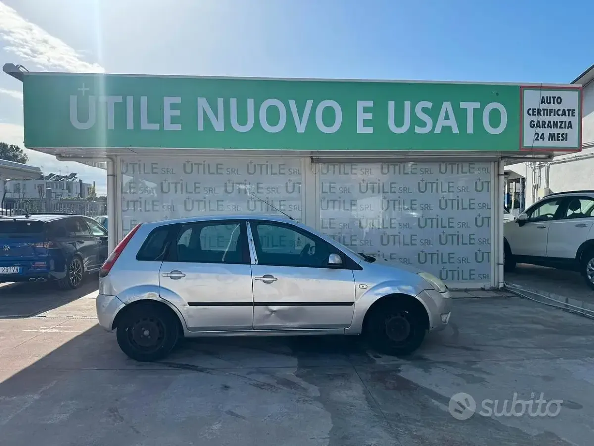 Usata Ford Fiesta Ghia 75 CV (55 kW) 2005 Grigio Utilitaria