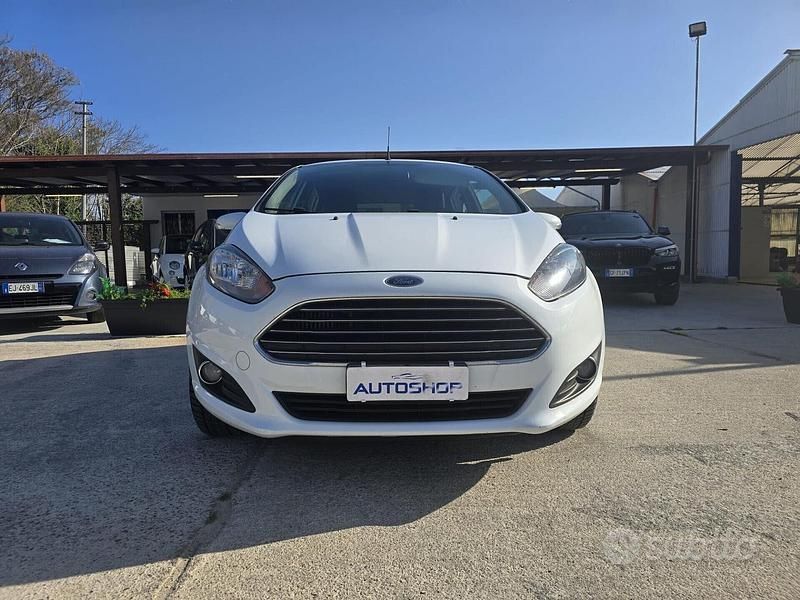 Usata Ford Fiesta 95 CV (69 kW) 2013 Bianco Berlina