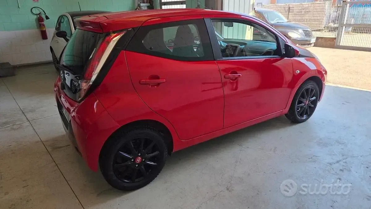 Begagnad Toyota Aygo 69 HK (50 kW) 2016 Röd Halvkombi