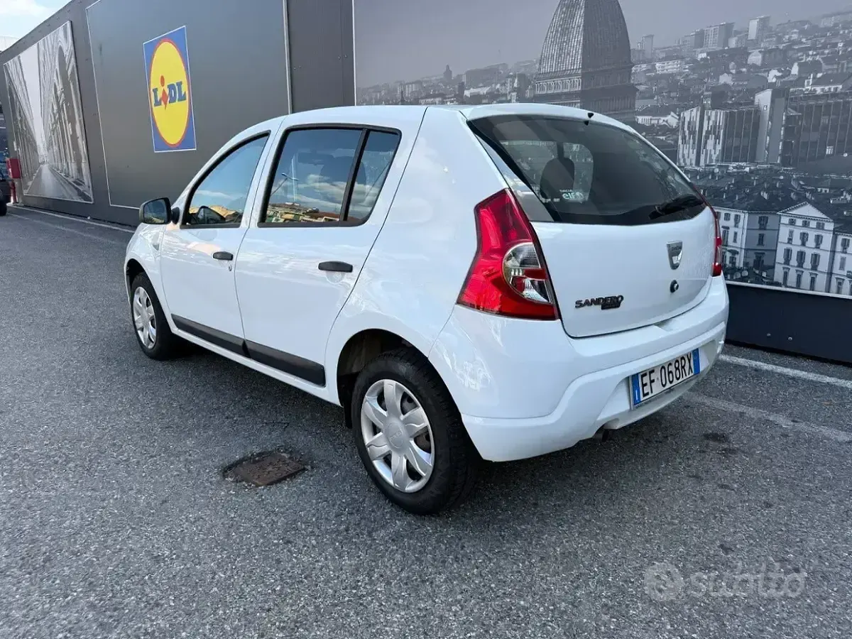 Usata Dacia Sandero Lauréate 75 CV (55 kW) 2010 Berlina