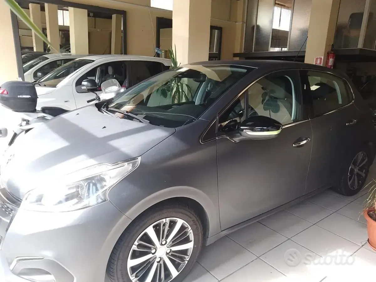 Usata Peugeot 208 Access 82 CV (60 kW) 2015 Grigio Utilitaria
