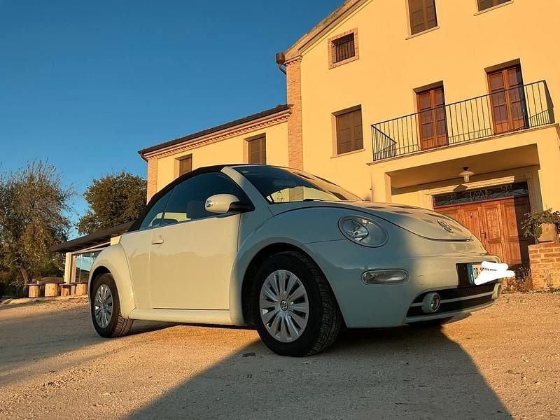 Usata VW New Beetle 101 CV (74 kW) 2004 Blu Utilitaria