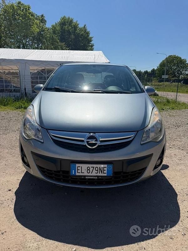 Usata Opel Corsa Cosmo 95 CV (69 kW) 2012 Grigio Utilitaria