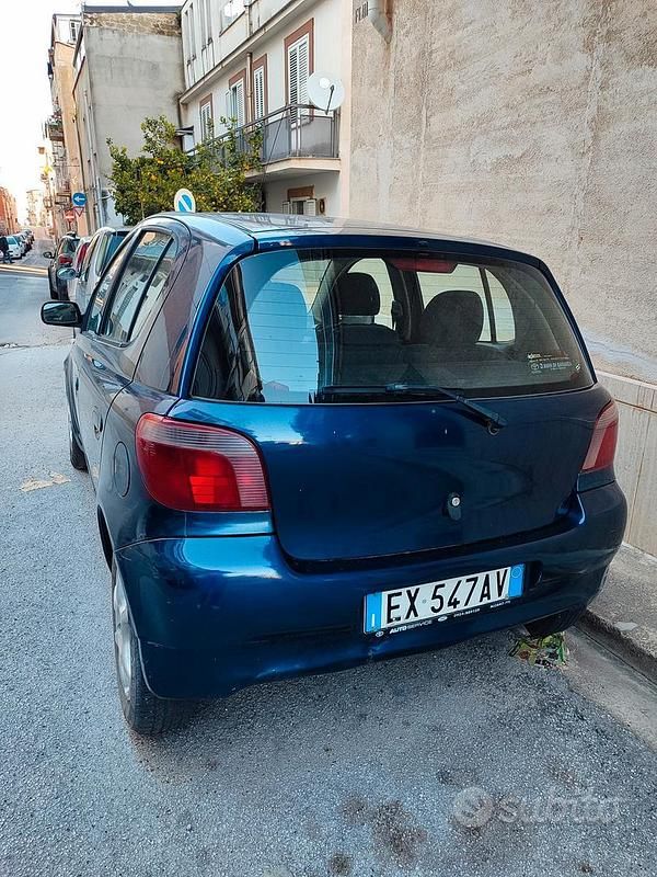 Usata Toyota Yaris 2001 Blu Berlina