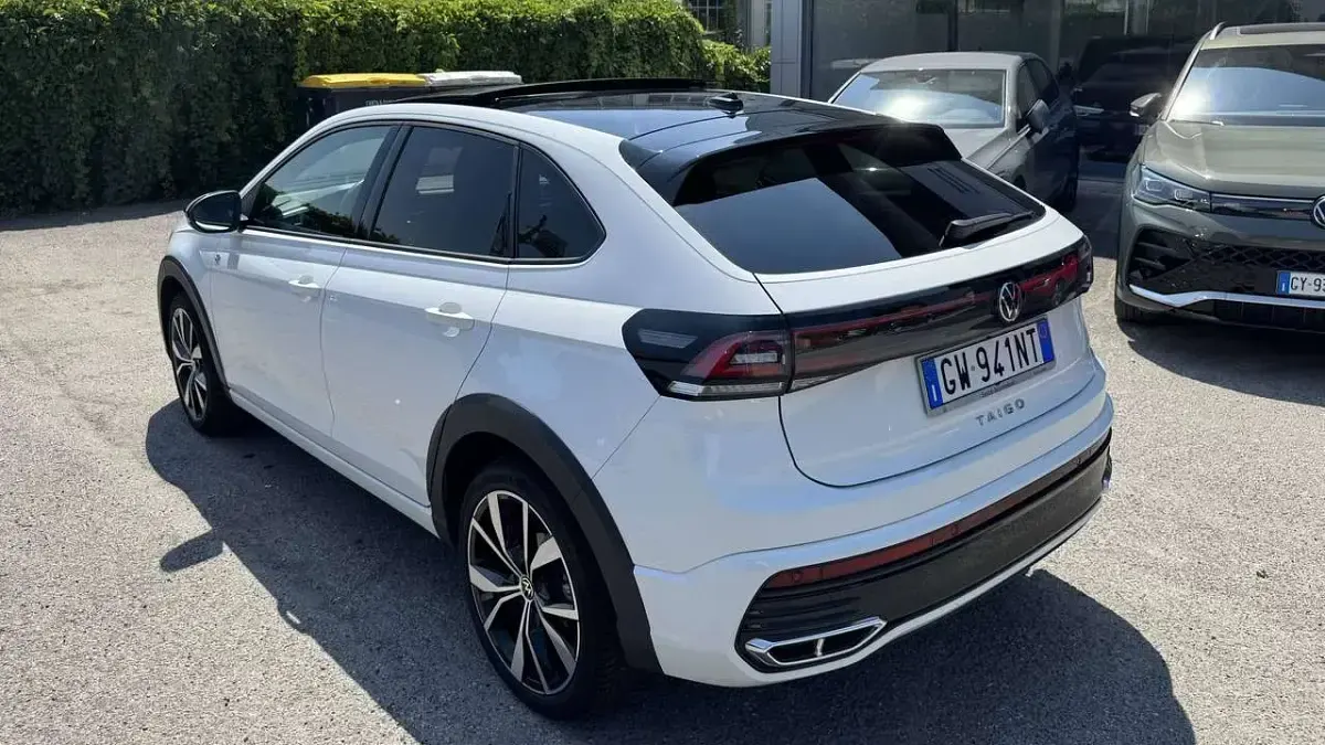 Usata VW Taigo R-line 116 CV (85 kW) 2024 Pure white tetto nero SUV