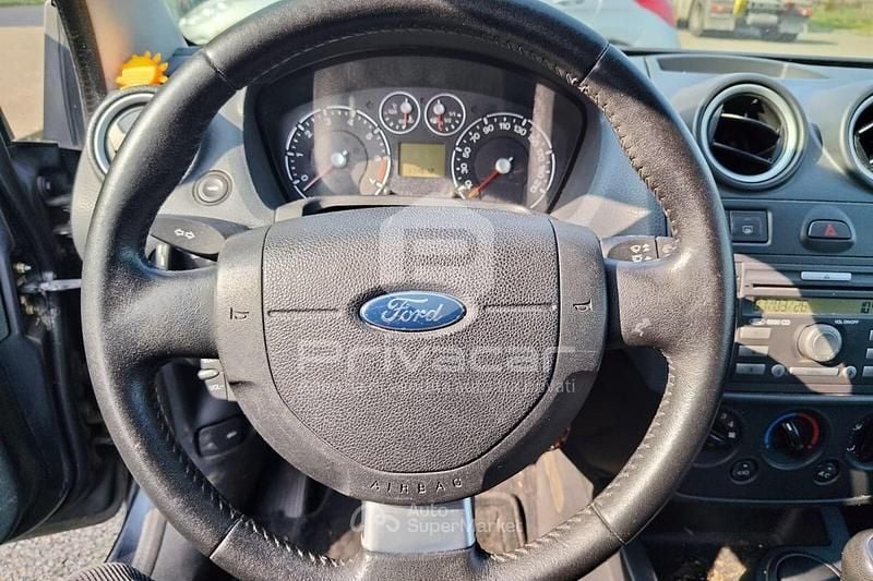 Usata Ford Fiesta Ghia 75 CV (55 kW) 2007 Grigio Utilitaria