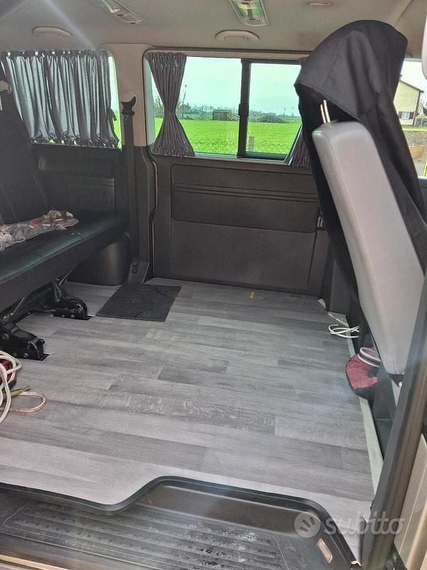 Usata VW Caravelle 174 CV (127 kW) 2008 Grigio Furgone