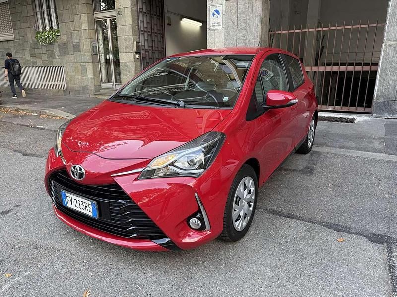 Rosso Usata 2019 Toyota Yaris Active Tre volumi | 10.900 € (Buon prezzo) - Immagine 1/4