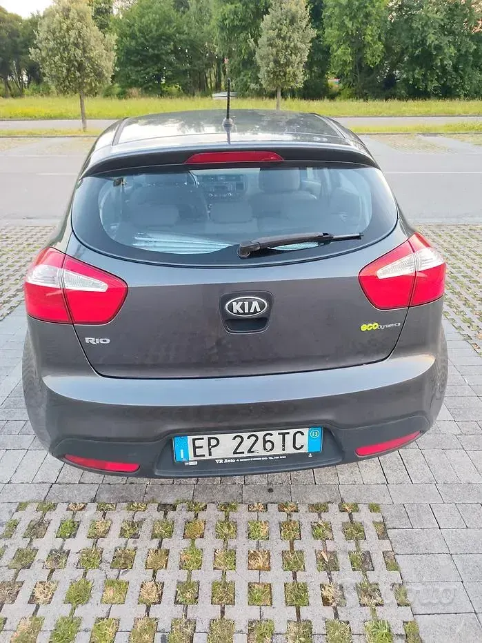Usata Kia Rio 75 CV (55 kW) 2013 Grigio Berlina