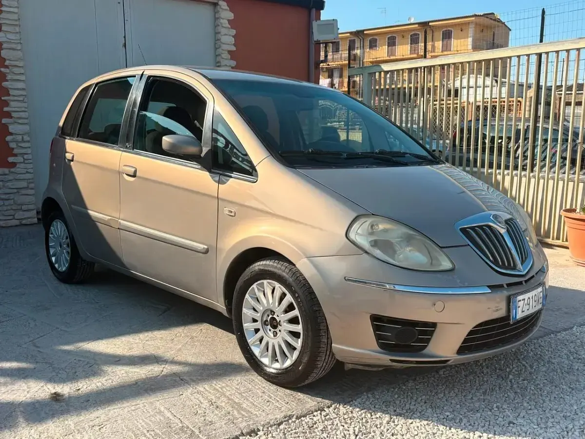 Usata Lancia Musa 90 CV (66 kW) 2008 Beige Monovolume