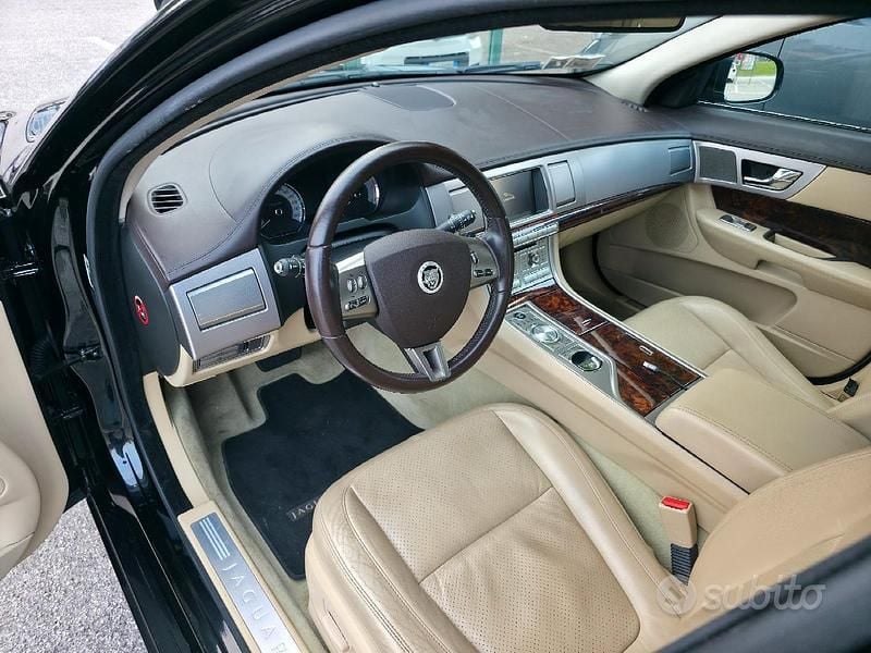 Usata Jaguar XF Premium Luxury 241 CV (177 kW) 2010 Nero Berlina