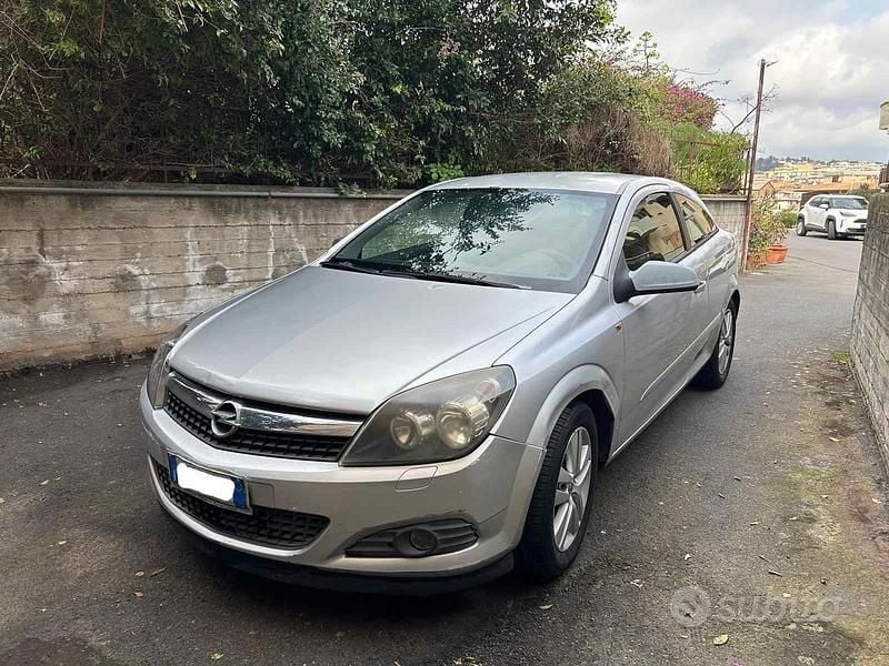 Usata Opel Astra GTC 90 CV (66 kW) 2007 Berlina