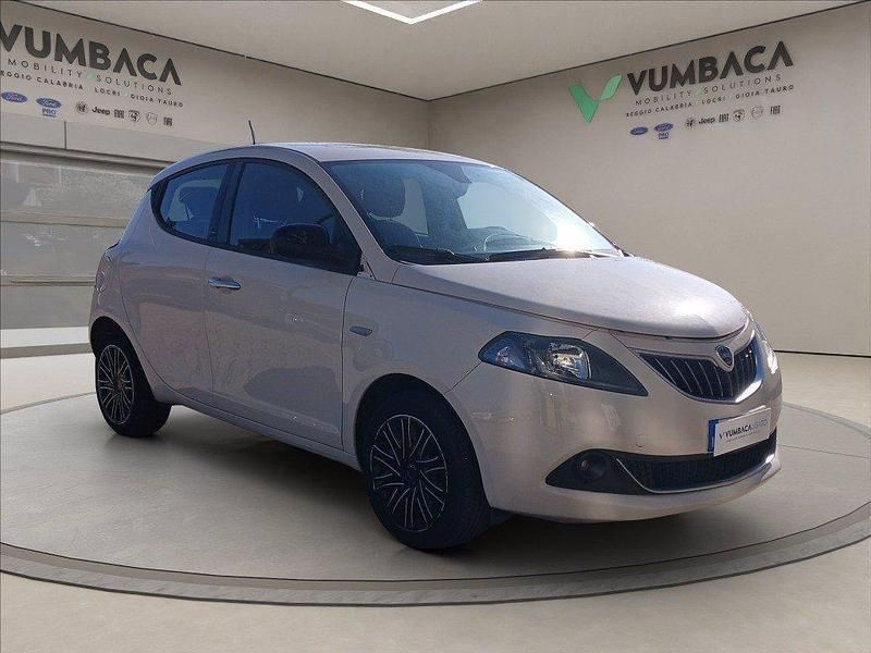 Usata Lancia Ypsilon Gold 70 CV (51 kW) 2021 Bianco Utilitaria